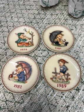 Goebel Cream and Blue Porcelain Collector Plate (1982)